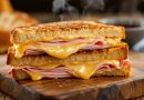 Sandwich med skinke og ost og soyasauce