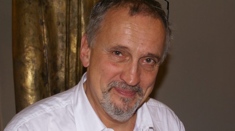Portraet af forfatteren Jussi Adler-Olsen, der skrev Afdeling Q-boegerne