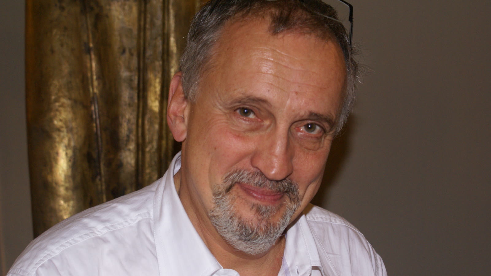 Portraet af forfatteren Jussi Adler-Olsen, der skrev Afdeling Q-boegerne