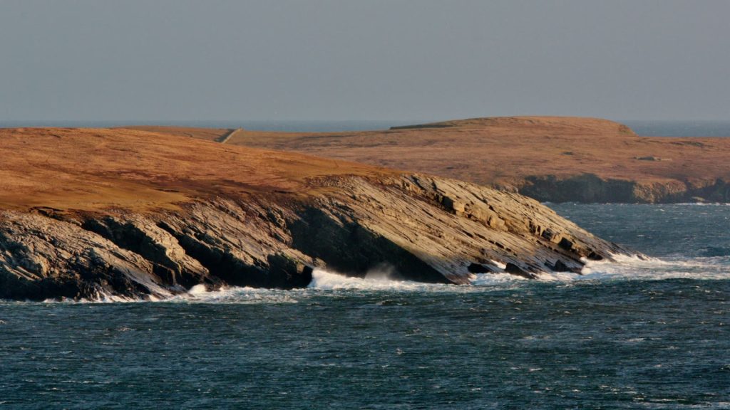 Klipper og klitlandskab ved kysten paa Shetland, hvor krimiserien Shetland foregaar