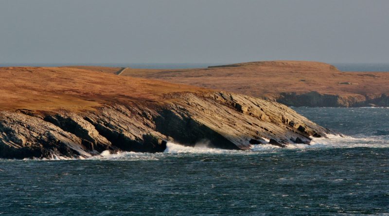 Klipper og klitlandskab ved kysten paa Shetland, hvor krimiserien Shetland foregaar