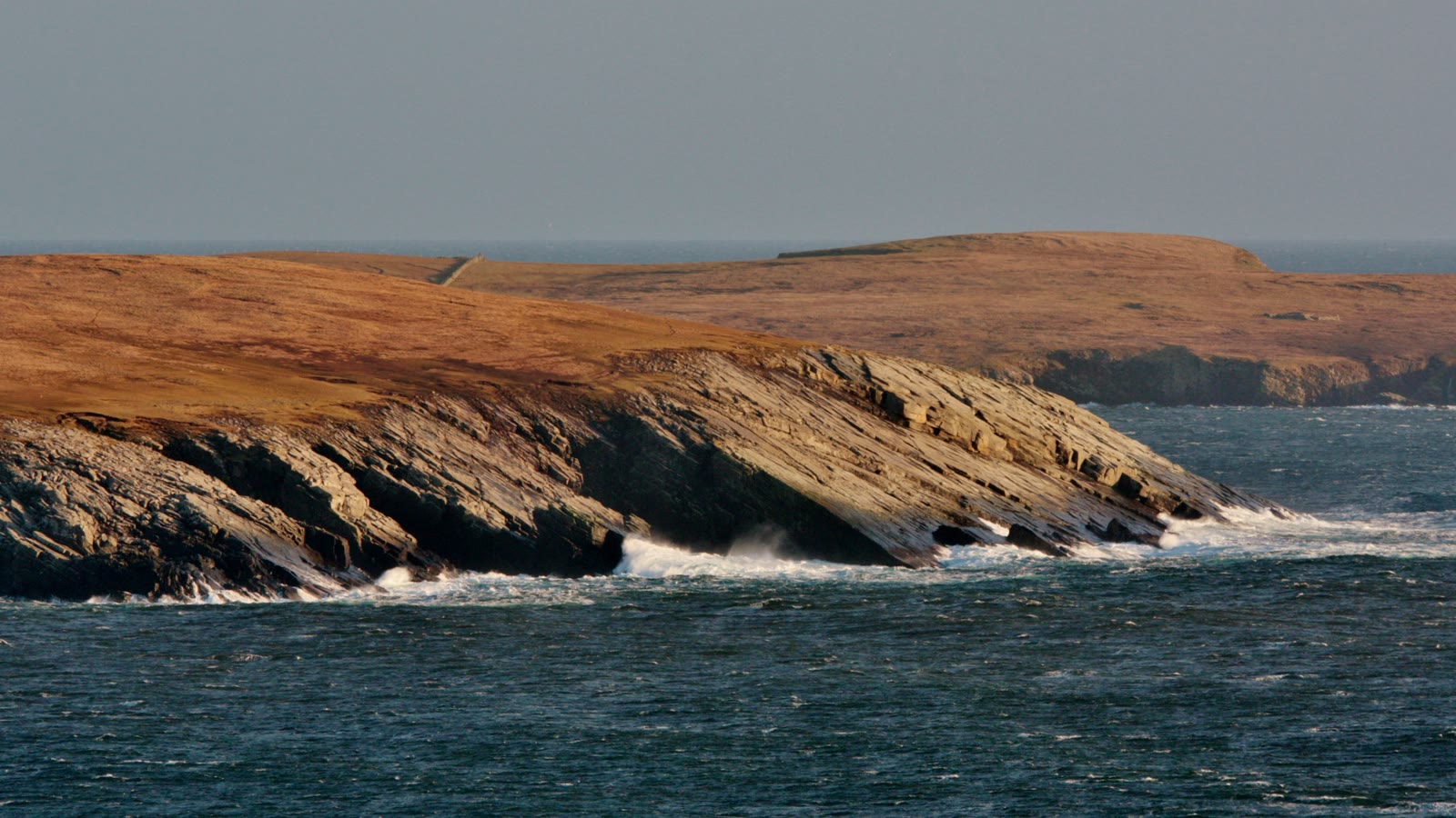 Klipper og klitlandskab ved kysten paa Shetland, hvor krimiserien Shetland foregaar